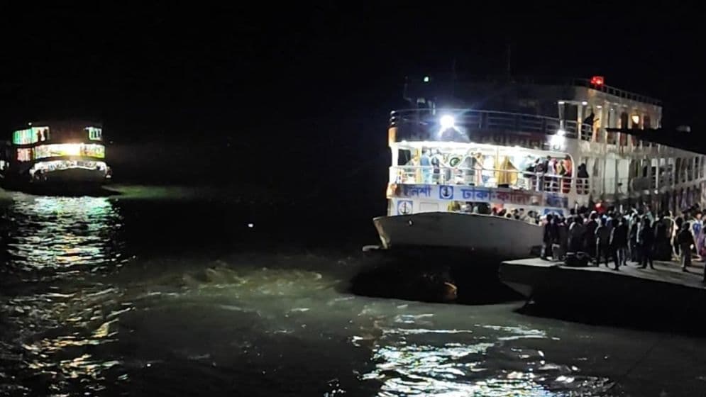 লঞ্চের ধাক্কায় স্পীডবোট উল্টে পুলিশ কনস্টেবল নিখোঁজ, আহত ৫Image