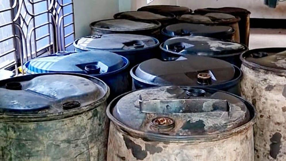 দোকানে মিলল ৩৯৬২ লিটার জালানি তেল, খোলাবাজারে বিক্রিImage