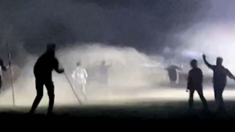 টর্চলাইট জ্বালিয়ে দুপক্ষের সংঘর্ষ, বোমা বিস্ফোরণে আহত ৫