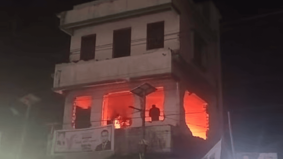 আ.লীগের কার্যালয় উদ্বোধনের পর এনসিপির আগুনImage