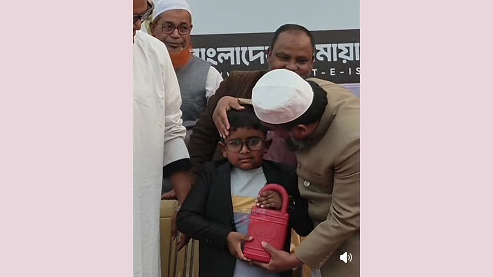 জামায়াত প্রার্থীর হাতে ক্ষুদে ভক্তের ‘ব্যাংক’