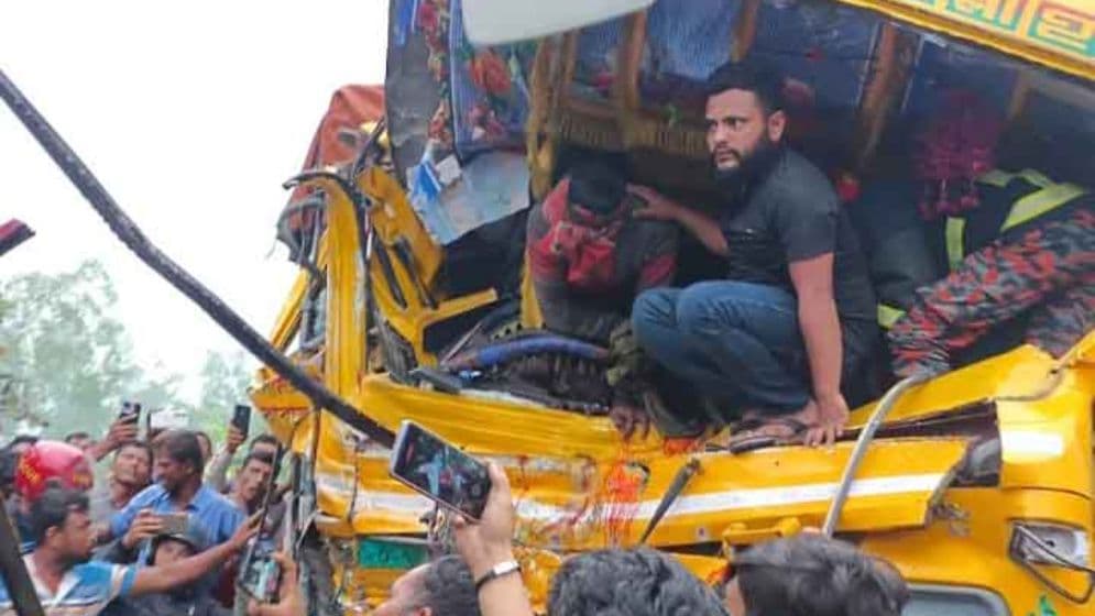 দুই ট্রাকের মুখোমুখি সংঘর্ষে প্রাণ গেল ২ চালকের