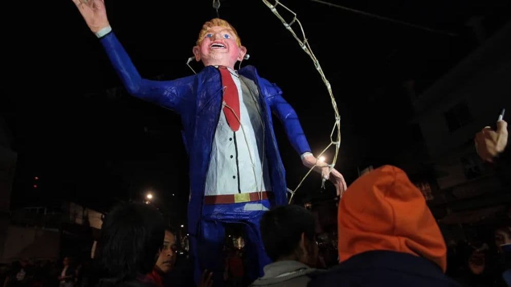 মেক্সিকোর উৎসবে ‘শয়তানের’ জায়গায় পোড়ানো হলো ট্রাম্প-নেতা