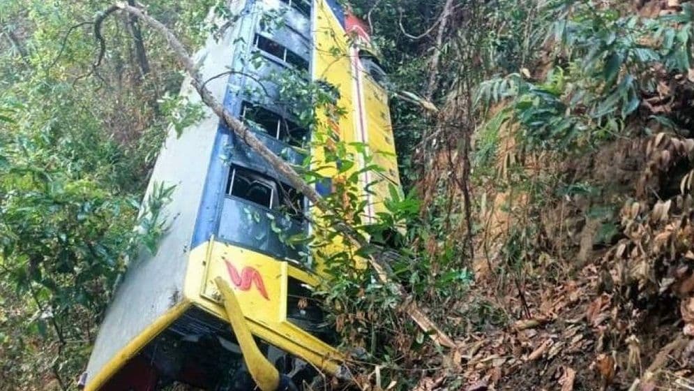 পর্যটকদের নিয়ে বাস খাদে, আহত ২০