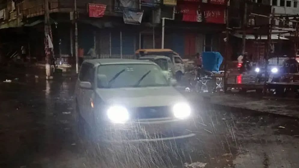 রাজধানীতে বিকালেই রাতের অন্ধকার image