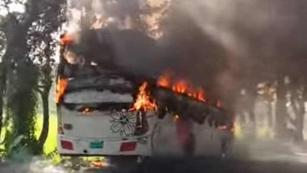 মহাসড়কে হঠাৎ চলন্ত বাসে আগুন, একজনের পোড়া লাশ উদ্ধার