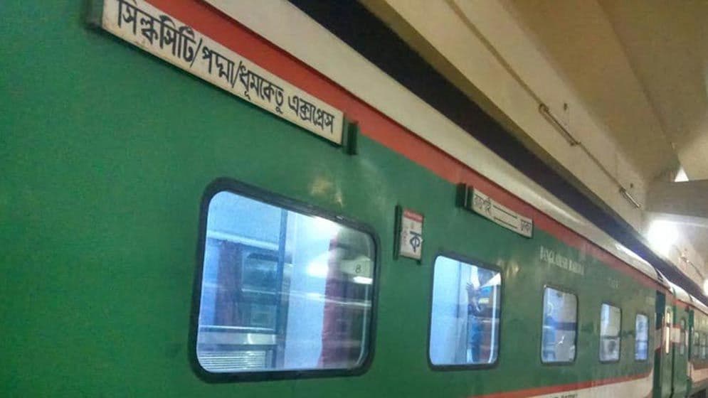 দুই নারীর সঙ্গে কথা কাটাকাটি সিল্কসিটি এক্সপ্রেসে সন্ত্রাসী হামলা, প্রকৌশলীকে মারধর