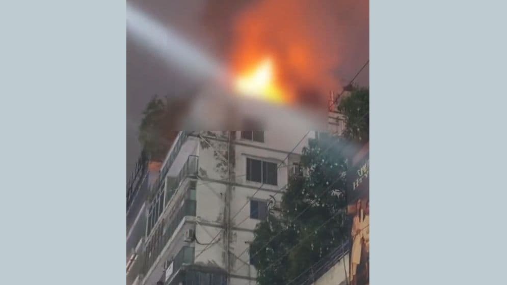 মোহাম্মদপুরে ১০তলা ভবনের ছাদে আগুন