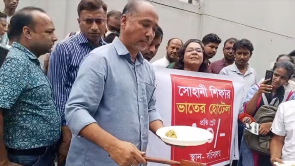 সচিবালয়ের গেটে ১০ টাকায় ভাত বিক্রি করে অভিনব প্রতিবাদ
