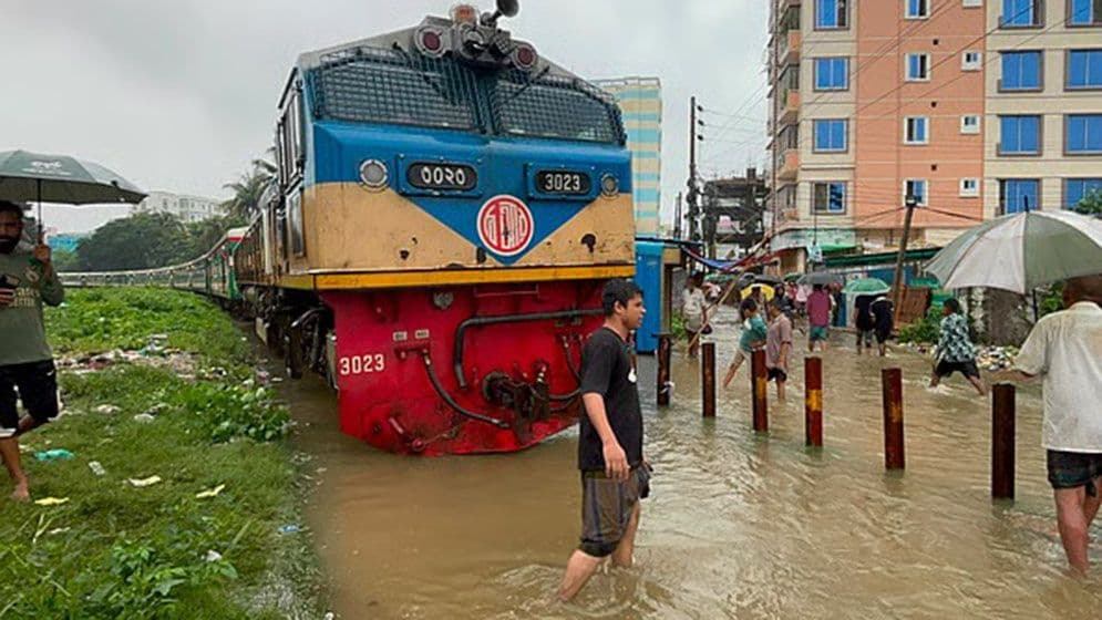 পানির নিচে রেললাইন, হাজারো যাত্রী নিয়ে চট্টগ্রামে আটকে আছে পর্যটক এক্সপ্রেস