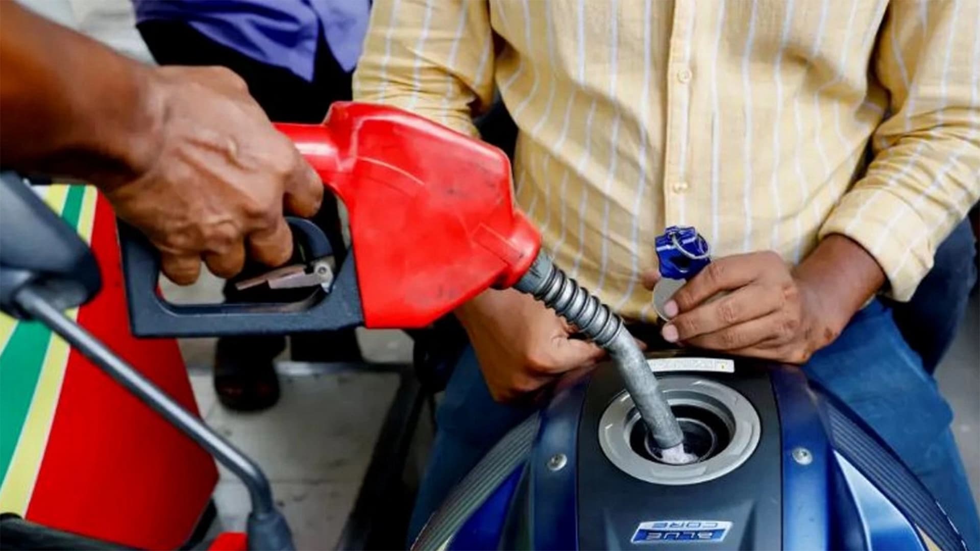 যশোরে তেলের পাম্পে সিরিয়াল নিয়ে ছাত্রদল-যুবদল সংঘর্ষ, আহত ১০