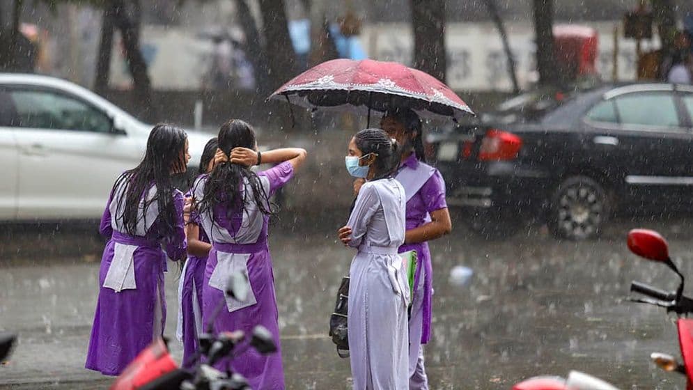 দুপুরের মধ্যে ঢাকাসহ ৯ জেলায় ঝড়বৃষ্টির আভাস