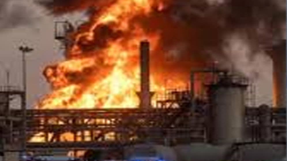 ইরানের হামলায় জ্বলছে আবুধাবির পেট্রোকেমিক্যাল প্ল্যান্টImage