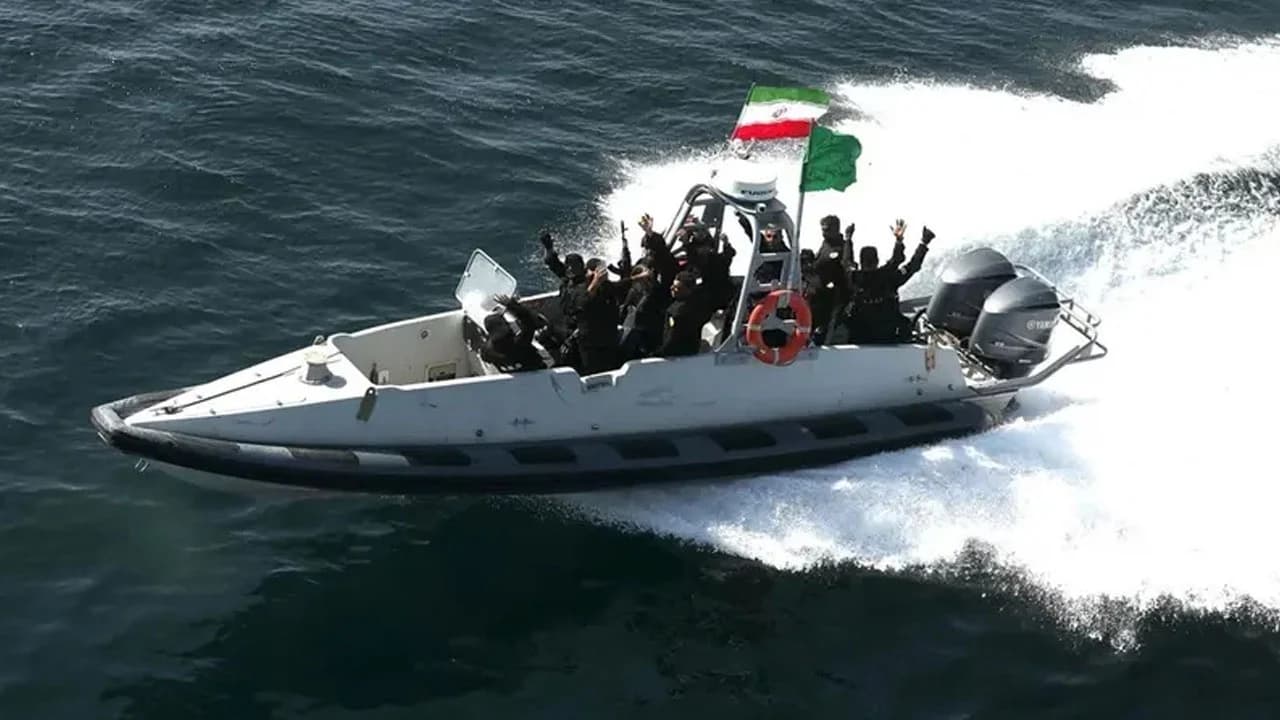 জ্বালানি চোরাচালানে বিদেশি জাহাজ আটক করেছে ইরান