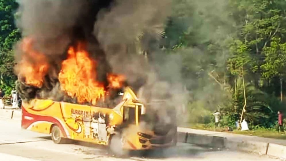 বগুড়ায় যাত্রীবাহী চলন্ত বাসে আগুন