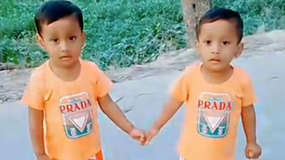 রেললাইন ধরে হাঁটছিল যমজ ভাই, অতঃপর...