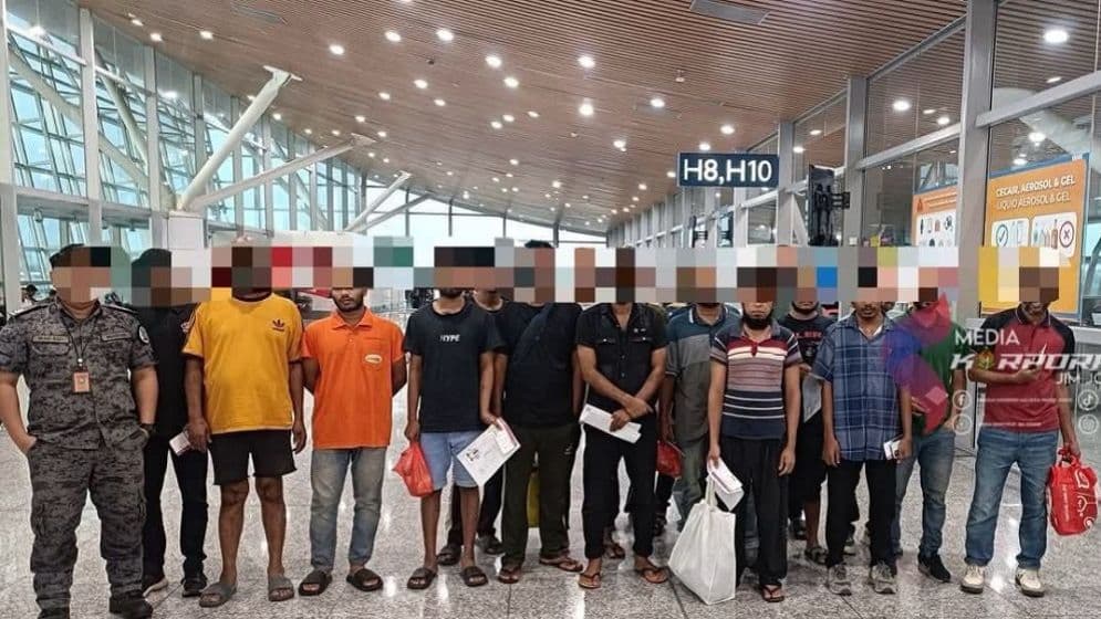 ৬৪ বাংলাদেশিসহ ১২৭ বন্দিকে ফেরত পাঠালো মালয়েশিয়া image