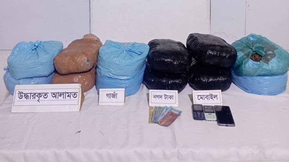 লালবাগে ২৬ কেজি গাঁজাসহ গ্রেফতার ৪
