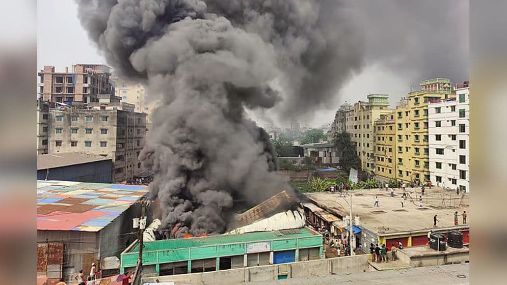 রাজধানীতে গ্যাসলাইট কারখানার আগুন নিয়ন্ত্রণে, ৫ জনের লাশ উদ্ধার