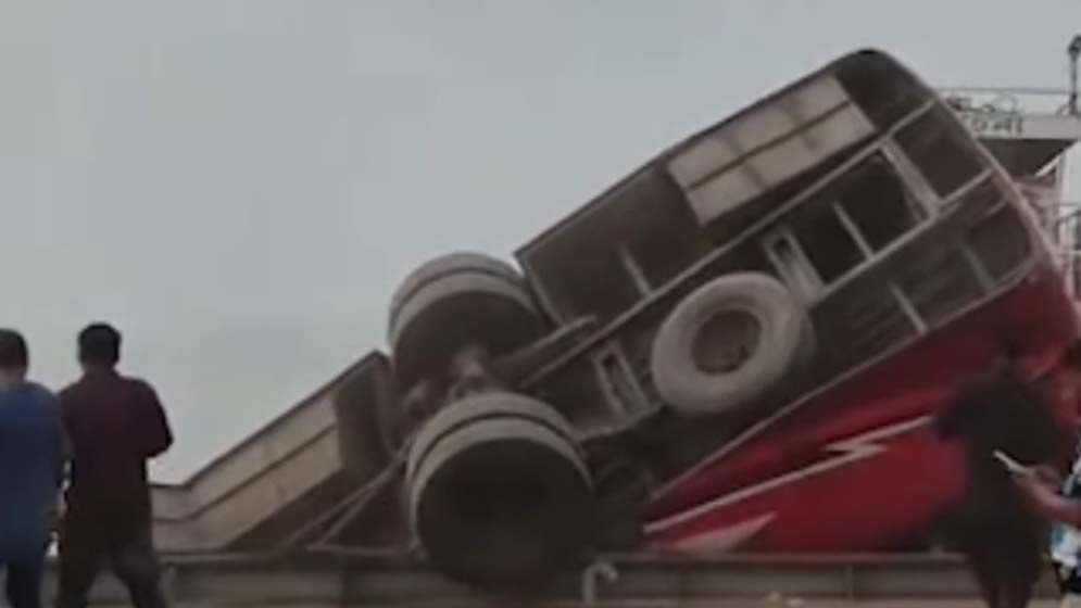 পদ্মায় পড়ে যাওয়া বাস থেকে বের হতে পারেননি বেশিরভাগ যাত্রী