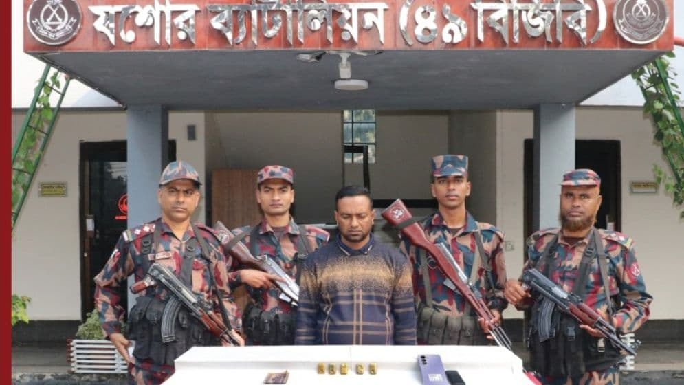 বাসে ১ কোটি ৩০ লাখ টাকার স্বর্ণের বারসহ আটক ১