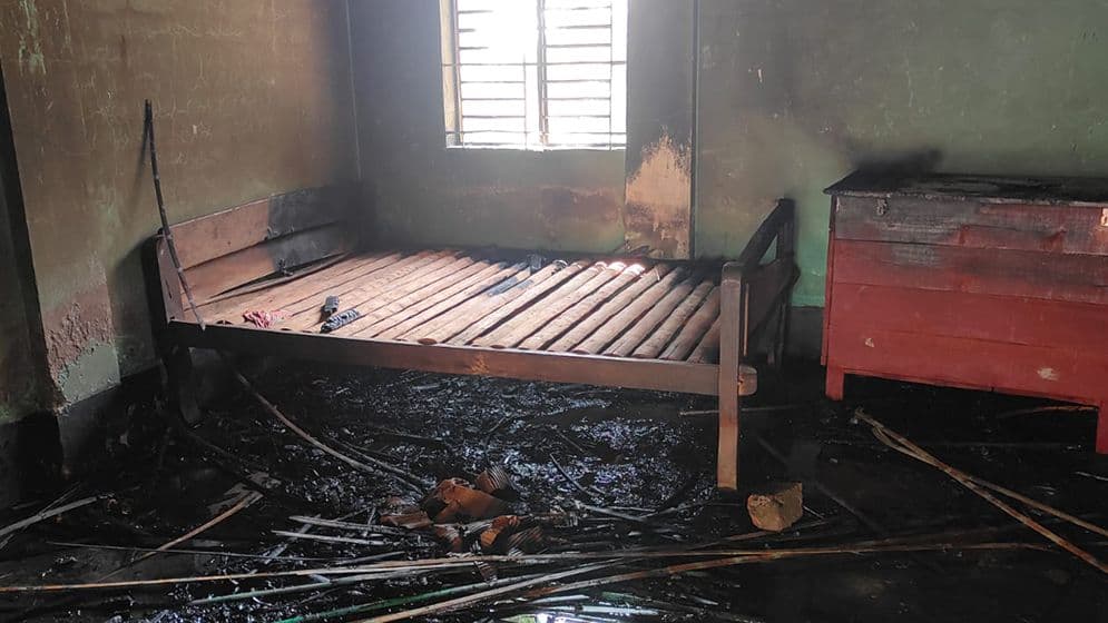 গৌরীপুরে আ.লীগ নেতার বাড়িতে আগুন