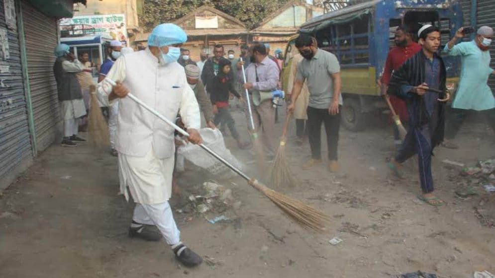 ঝাড়ু হাতে রাস্তা পরিষ্কারে এমপি গোলাম রসুল