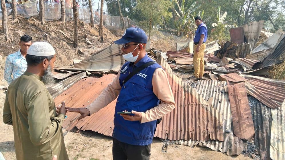 হাতিয়ায় দরজায় তালা দিয়ে ছাত্রদল নেতার ঘরে আগুন