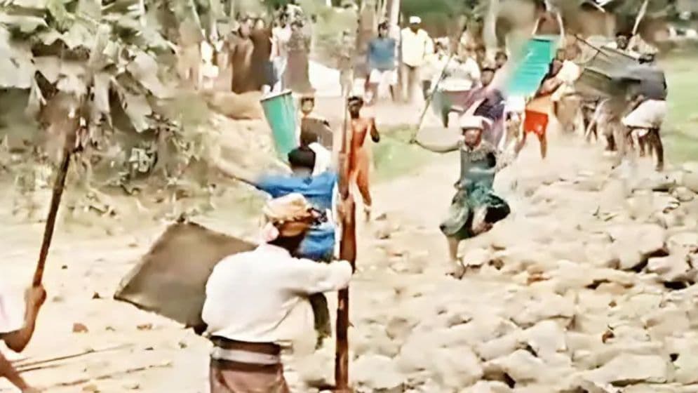 খুঁটিতে গরু বাঁধা নিয়ে সংঘর্ষে আহত ৩০