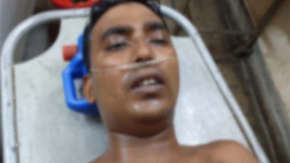 চাঁদার দাবিতে প্রবাসীকে হত্যাচেষ্টা-বাড়ি ভাঙচুর, দেখতে গেলেন এমপি