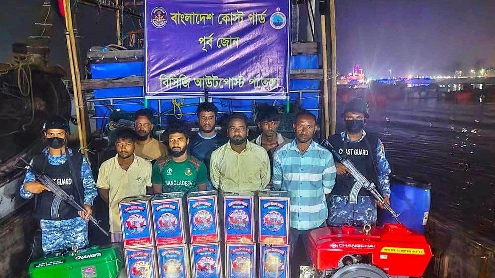 মিয়ানমারে ডিজেল পাচারকালে আটক ৭Image