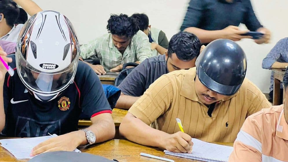 হেলমেট পরে পরীক্ষার হলে জবি শিক্ষার্থীরা