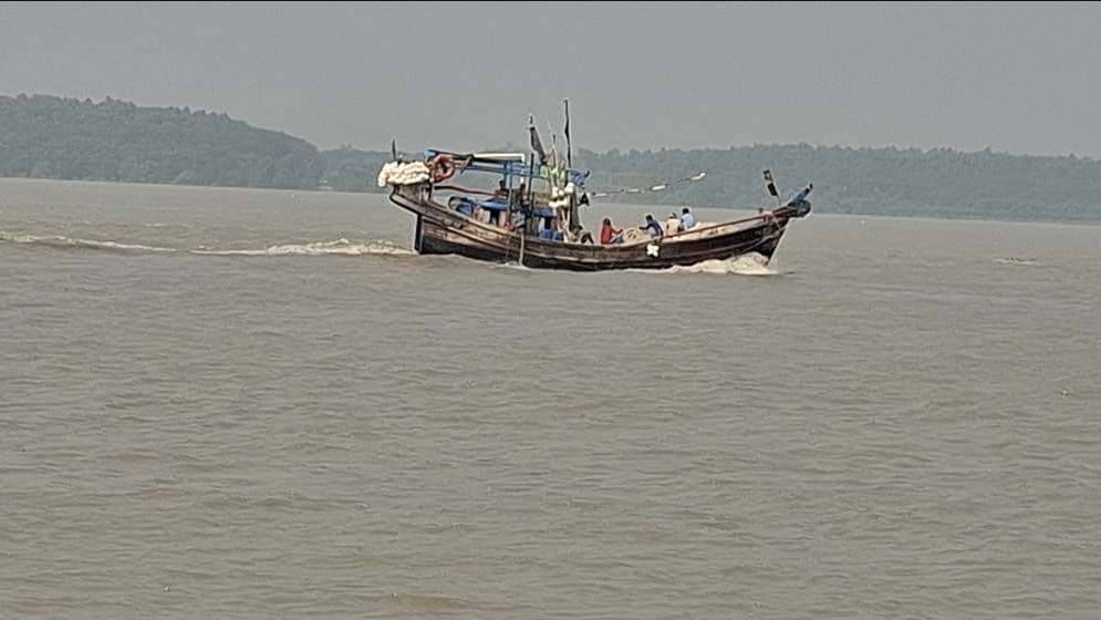 মধ্যরাত থেকে ৫৮ দিন সমুদ্রে মাছ ধরায় নিষেধাজ্ঞা