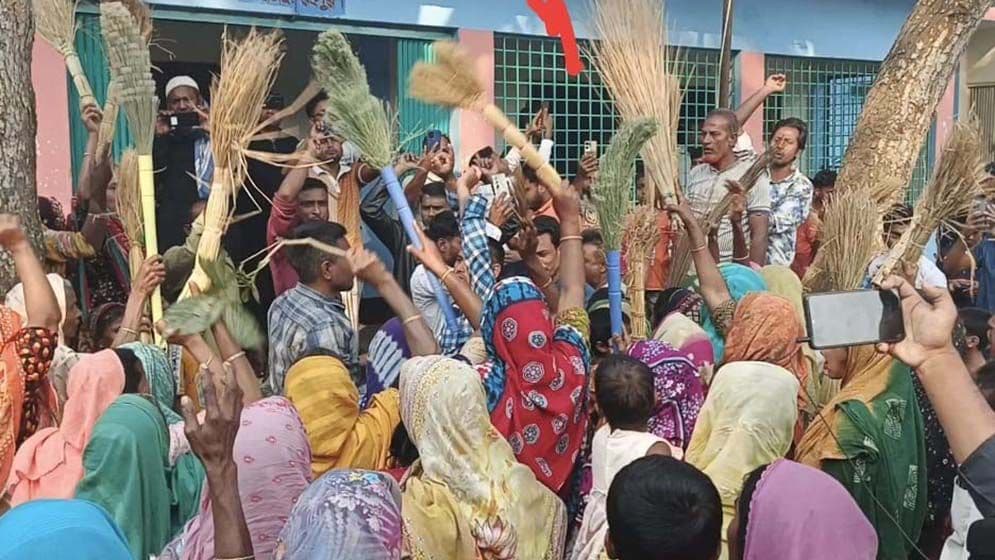 ধানের শীষের সিলযুক্ত ব্যালট মিলল কেন্দ্রে, ইউএনও ৫ ঘণ্টা অবরুদ্ধ