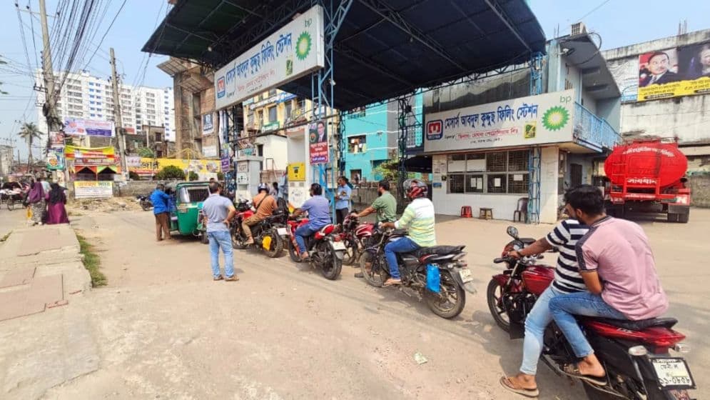ফেনীতে তেল না পেয়ে হট্টগোল, পাম্পে পাথর নিক্ষেপ
