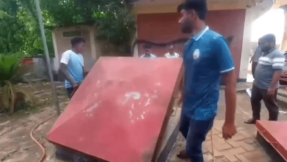 ‘তেল নাই’ লেখা দুই পাম্পে মিলল ২৮ হাজার লিটার তেলImage