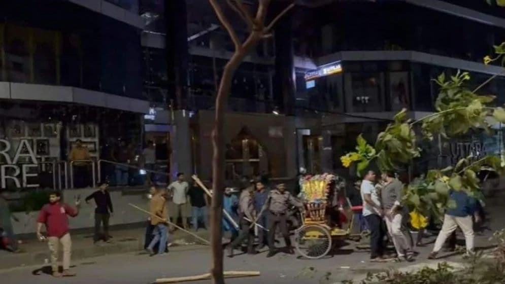 উত্তরায় রিকশাচালককে পিটিয়ে হত্যার ঘটনায় দফায় দফায় সংঘর্ষImage